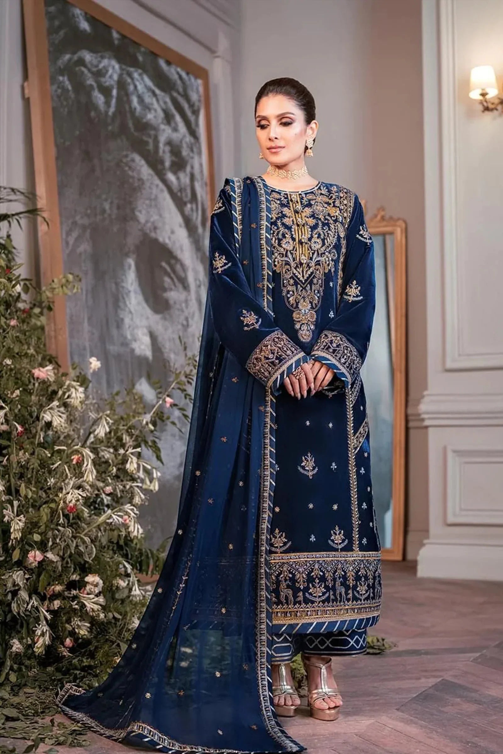 LZ607-WINTER Embroidered Velvet Three piece With Embridered Chiffon Duppatta