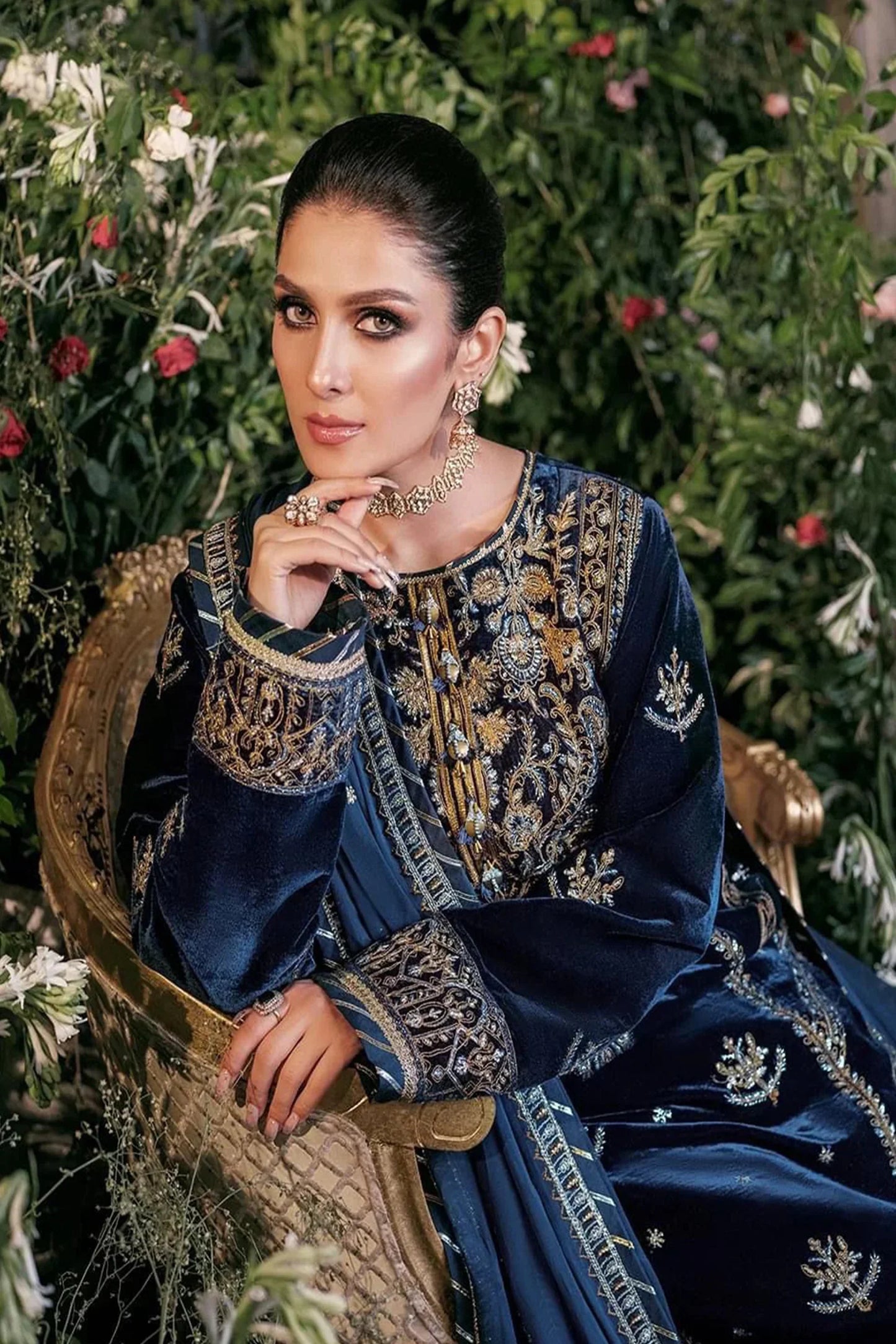 LZ607-WINTER Embroidered Velvet Three piece With Embridered Chiffon Duppatta